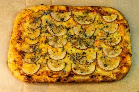 Римская пицца с горгонзолой и грушей
