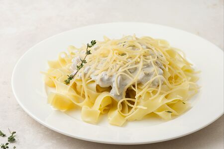 Паста с курицей и грибами в сливочном соусе