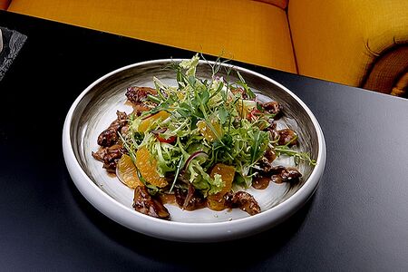 Тёплый салат с томленой куриной печенью: