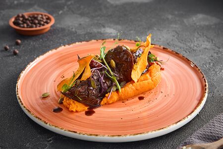 Телячьи щечки с пюре из батата