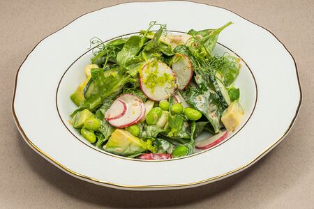 Зеленый салат с соусом и бобами