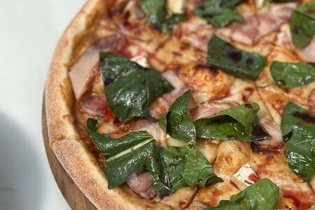 Пицца с копченой уткой и соусом камамбер