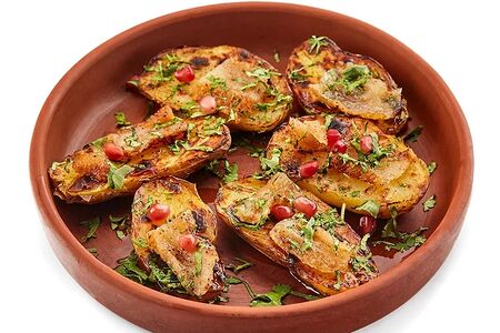 Картофель с кусочками сала, запеченный на углях