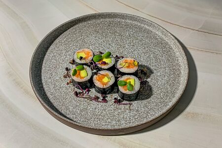 Маки лосось и авокадо