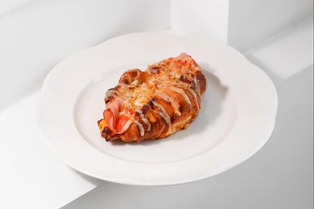 Круассан с ветчиной и сыром в горчичном соусе