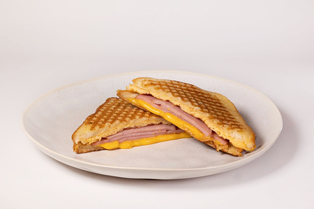 Тост с ветчиной и омлетом