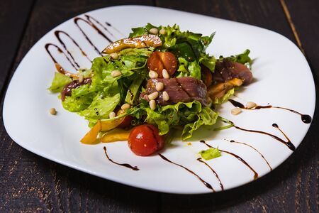 Салат с уткой-конфи, рукколой и помидорами черри