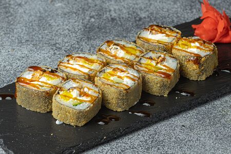 Жареный ролл с мидиями