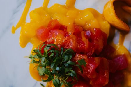 Тунец/манго/тортилья