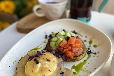 Драники из цукини с лососем и яйцом пашот