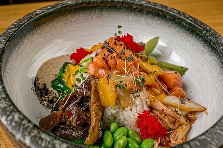 Поке с лососем и грибами шиитаке