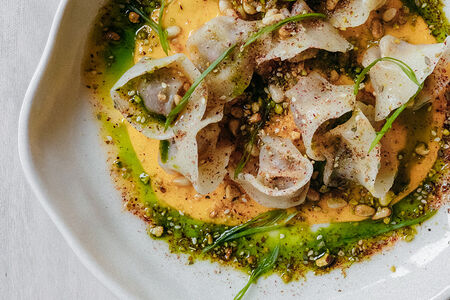 Арабские пельмени с кремом, кедровыми орехами и маслом из аджики