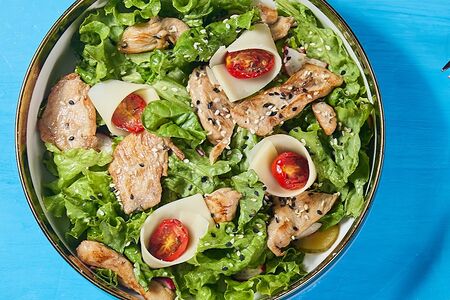 Салат с курицей и вялеными томатами