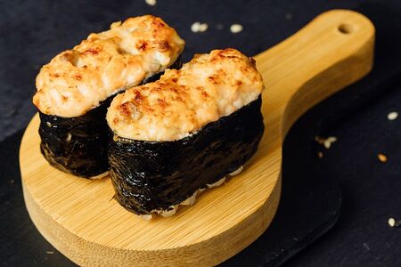 Запечённые суши с лососем