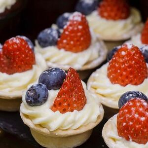 Тарталетка со сливочным кремом и ягодами