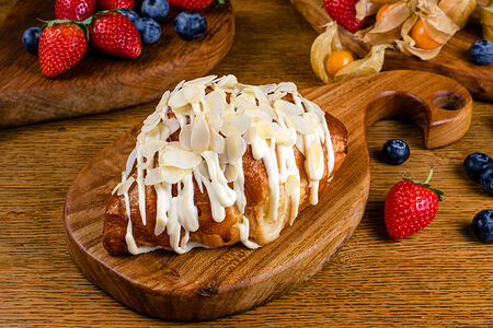 Круассан с миндальными лепестками