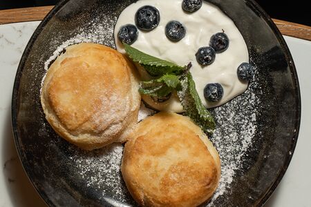 Сырники со сметаной и голубикой