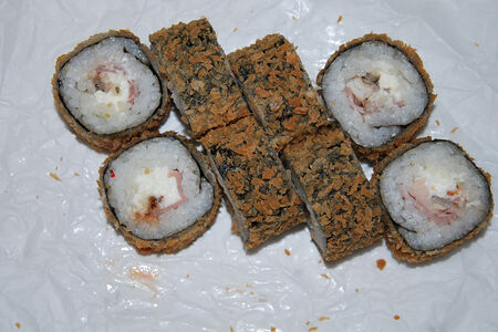 Жареный ролл Угорь с лососем