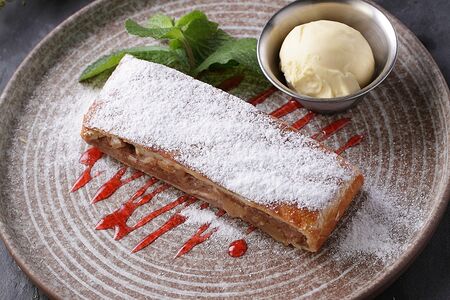 Штрудель вишневый