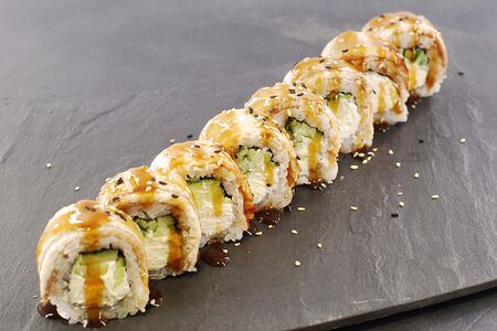 Ролл Филадельфия с угрём и унаги-соусом