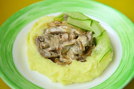 Бефстроганов с картофельным пюре