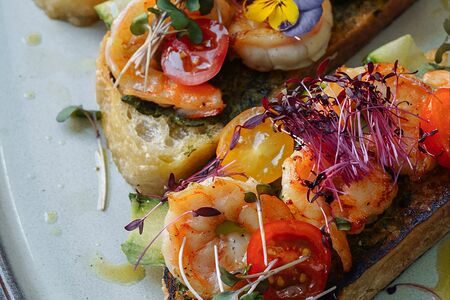 Брускетта с креветками, гуакамоле и томатами черри