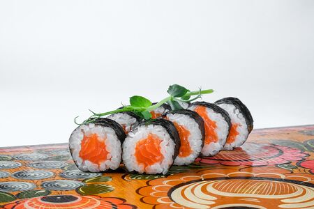 Ролл с лососем