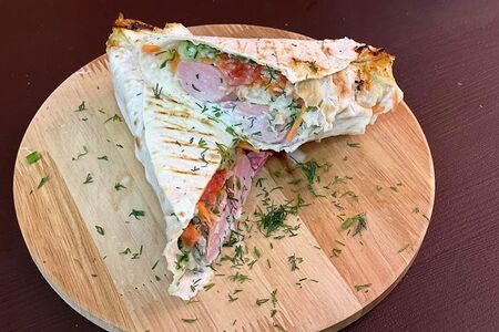 Хот-дог с сосиской в лаваше