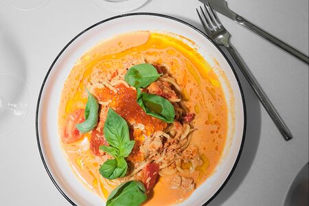 Спагетти с крабом, красной икрой и томатами