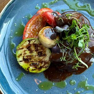 Томленая Говядина в соусе демиглас с овощами гриль 