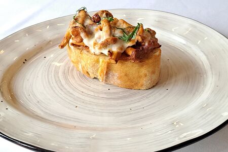 Брускетта с лисичками и беконом