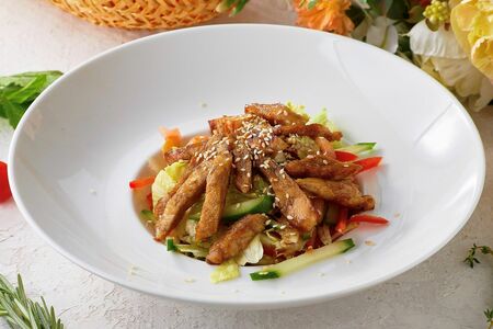 Теплый салат с курицей