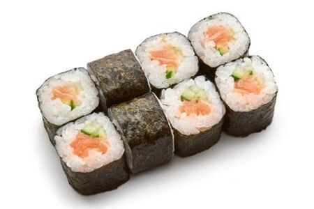 Маки с лососем и огурцом