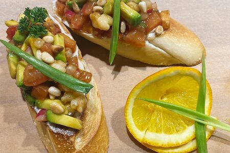 Брускетта с креветкой и авокадо