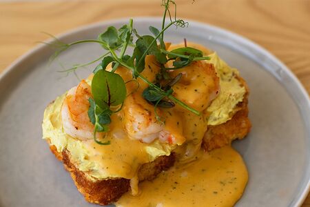 Тост бриошь с креветками и соусом голландез