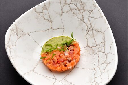 Тартар из лосося с муссом из авокадо