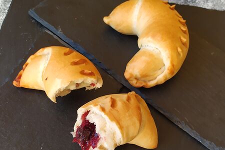 Рогалик с вишней