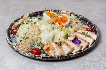 Салат Цезарь с куриным филе