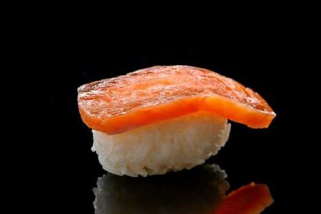 Суши с лососем