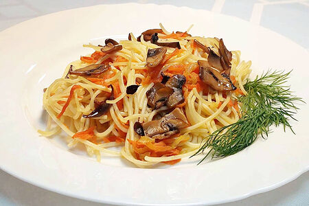 Макароны с грибами и овощами