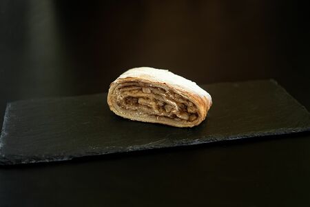 Штрудель с яблоком и корицей