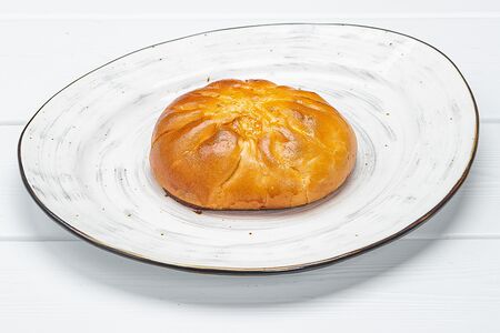 Пирожок с луком и яйцом