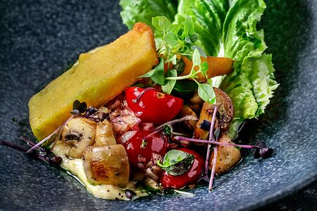 Полента с жареными томатами и грибами в медово-имбирном соусе