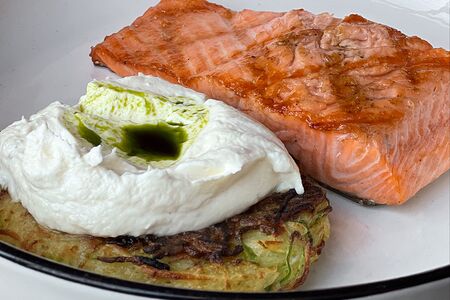 Форель с цукини и копченой сметаной