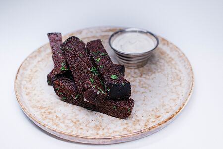 Гренки чесночные с белым соусом