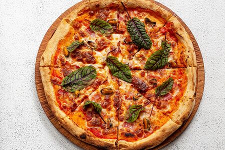 Пицца с беконом и мидиями под трюфельным маслом