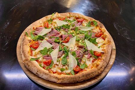 Пицца с ростбифом