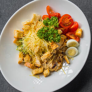 Салат Цезарь с курицей