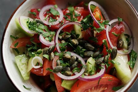 Салат из свежих овощей с оливковым маслом