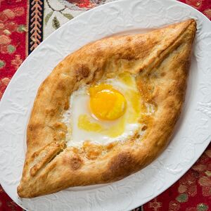 Хачапури по-аджарски с одним яйцом